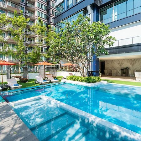 Silq Hotel & Residence, Managed By The Ascott Limited Bangkok Exterior foto The swimming pool at the hotel