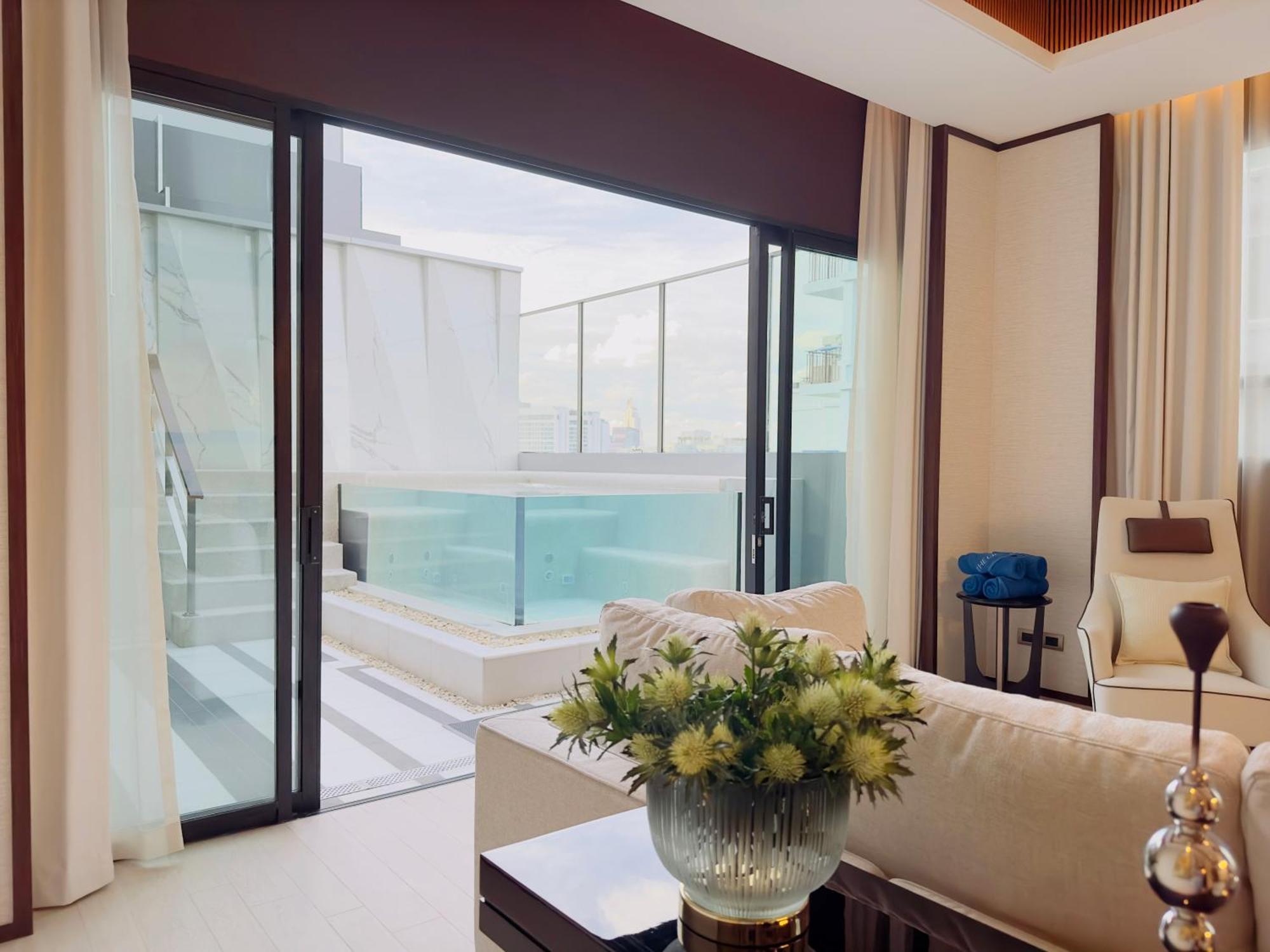 Silq Hotel & Residence, Managed By The Ascott Limited Bangkok Habitación foto A living room with a sliding door