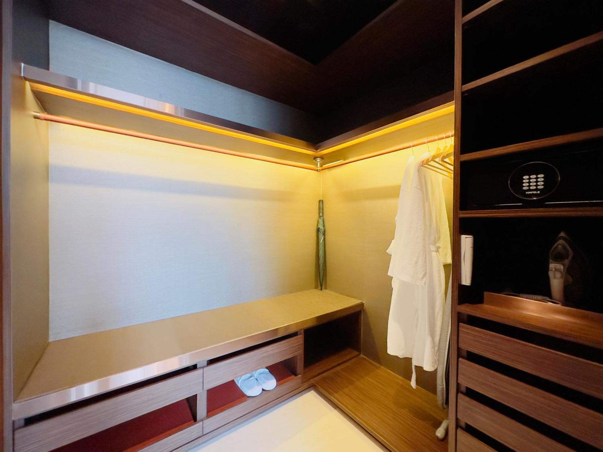 Silq Hotel & Residence, Managed By The Ascott Limited Bangkok Habitación foto A walk-in wardrobe