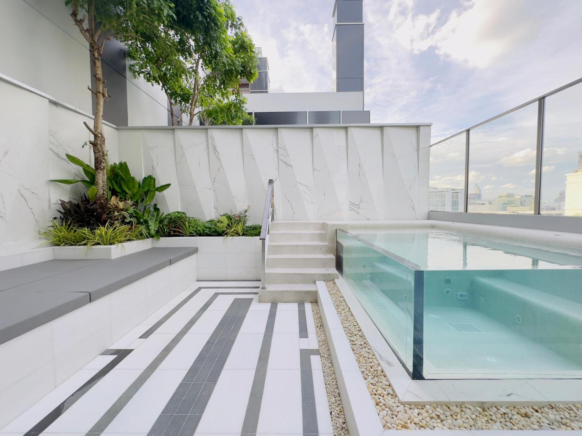Silq Hotel & Residence, Managed By The Ascott Limited Bangkok Habitación foto Rooftop pool at the hotel