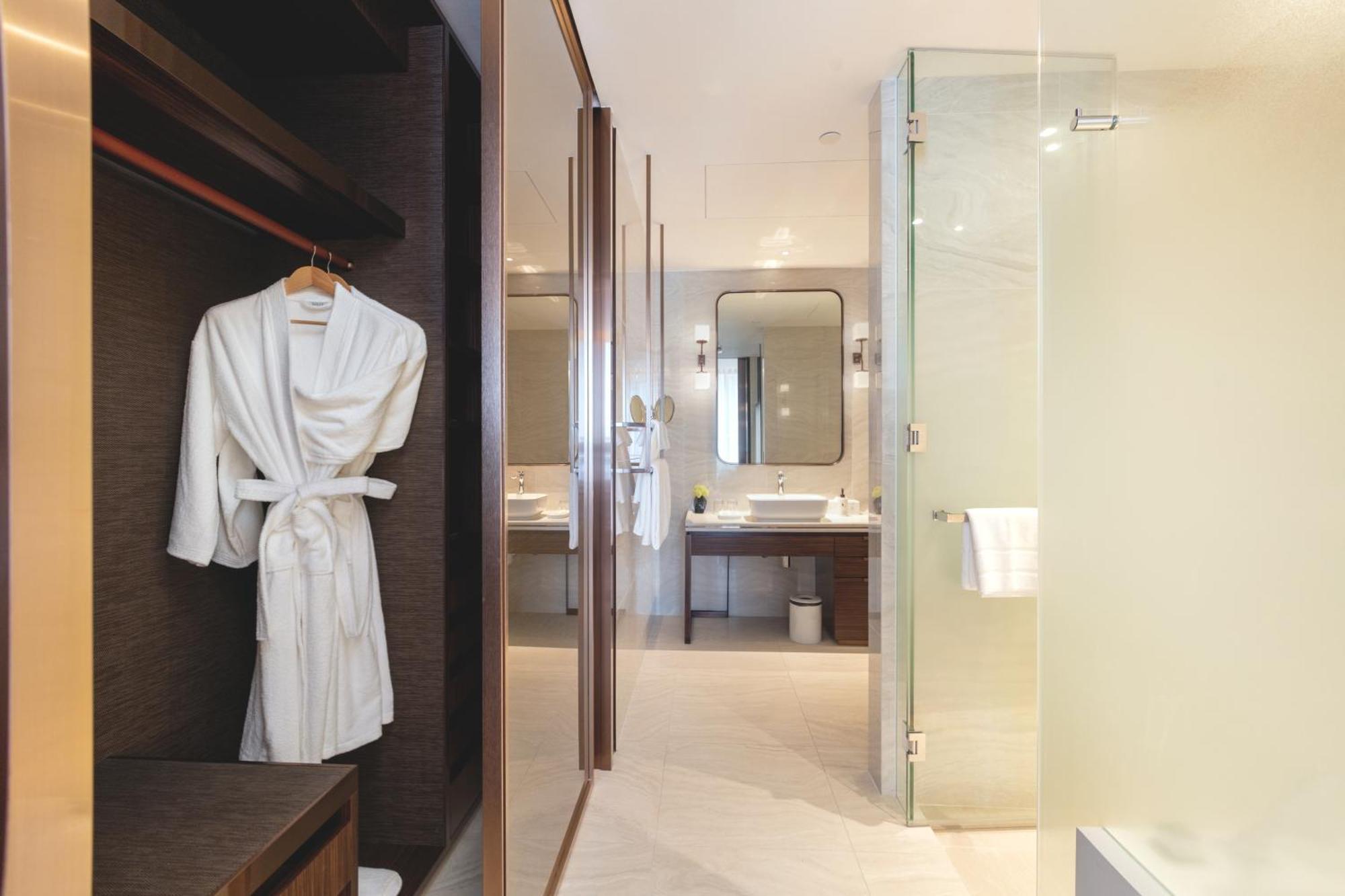 Silq Hotel & Residence, Managed By The Ascott Limited Bangkok Habitación foto A bathrobe hanging on a hanger