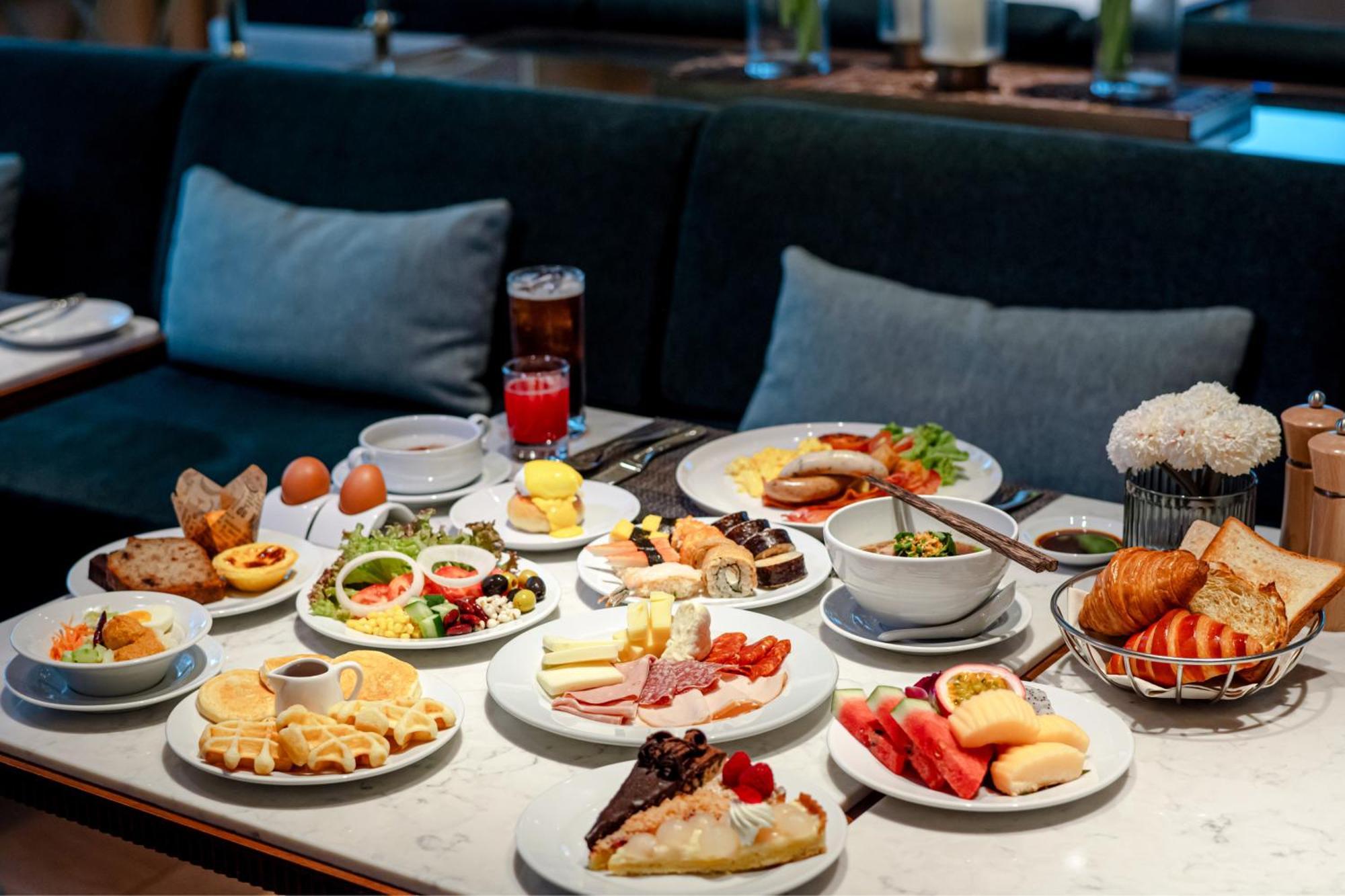 Silq Hotel & Residence, Managed By The Ascott Limited Bangkok Exterior foto A selection of food at the lounge